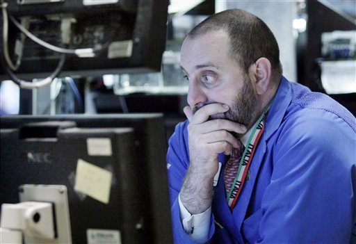 El especialista bursátil Peter Giacchi observa las pantallas con los precios de las acciones, en la Bolsa de Valores de Nueva York, el jueves 4 de febrero del 2010 (AP Foto/Richard Drew)