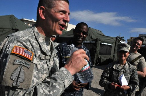 El coronel estadounidense Gregory Kane (i) habla con la prensa en Puerto Príncipe el 1 de febrero de 2010. Foto: AFP