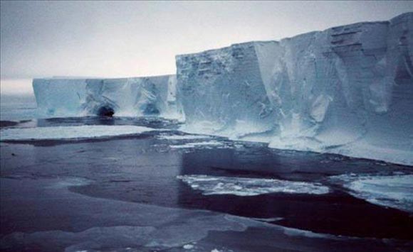 Vista sin fechar del morro del glaciar Mertz en la Antártida. Un iceberg chocó contra el morro de este glaciar hace dos semanas lo que ha causado la creación de un nuevo iceberg del tamaño de Luxemburgo. Una colisión como ésta solo ocurre cada 50-100 años, según afirmó un experto en glaciares en un programa de radio australiano hoy, viernes 26 de febrero de 2010. El iceberg de 90 kilómetros de largo y 30 kilómetros de ancho vaga a la deriva hacia el norte. EFE Foto: Barbara Wienecke - División Antártica australiana