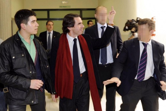 José María Aznar responde groseramente a los estudiantes que lo abuchean. Foto: El País