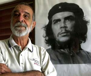 Korda junto a una reproducción de la foto que tomara al Che. Foto: AP
