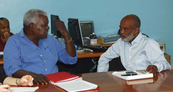 Esteban Lazo (I), miembro del Buró Político del Partido Comunista de Cuba, intercambia con René Preval, presidente de Haití, durante una visita de trabajo a ese país tras el terremoto, el 8 de febrero de 2010. AIN Foto: Juvenal Balan Neyra