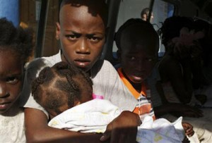 El grupo de niños haitianos tras la intervención policial: tenían entre pocos meses y ocho años.