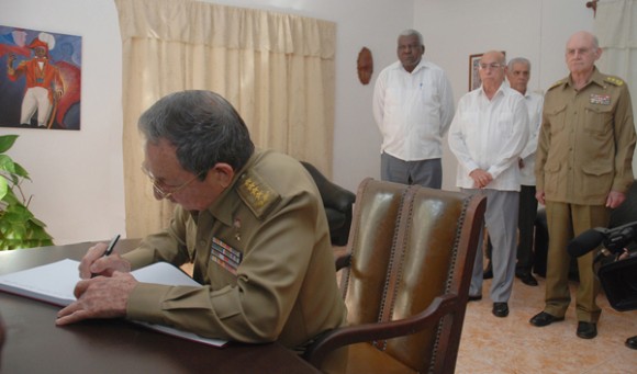 El Presidente cubano, Raúl Castro, firma el libro de condolencias por el terremoto en Haití en la embajada de ese país en La Habana. Autor: Raúl Abreu