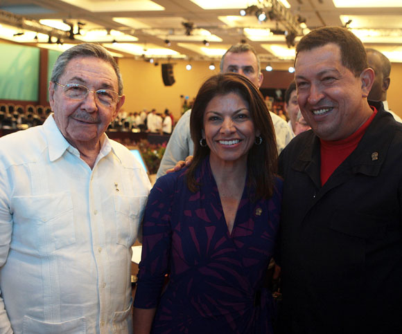 Los presidentes Hugo Chávez y Raúl Castro, saludaron este martes a la presidenta electa de Costa Rica, Laura Chinchilla.