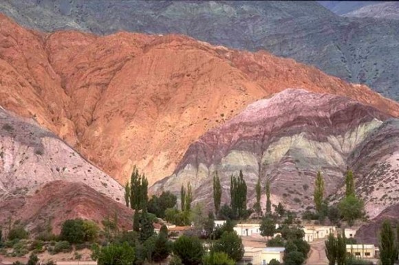 El famoso Cerro de los Siete Colores en la Quebrada de Humahuaca.
