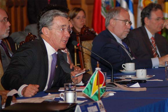Primer Mandatario de Colombia Alvaro Uribe, interviene en la reunión Unasur en el Palacio de Carondelet.