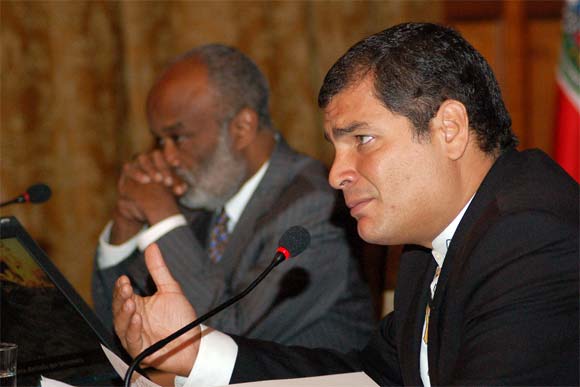 Presidente Rafael Correa interviene en la reunión extraordinaria de la UNASUR en el Palacio de Carondelet.