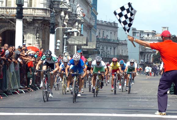 Vueltas ciclísticas a Cuba. Llegada a la recta final en Ciudad de La Habana