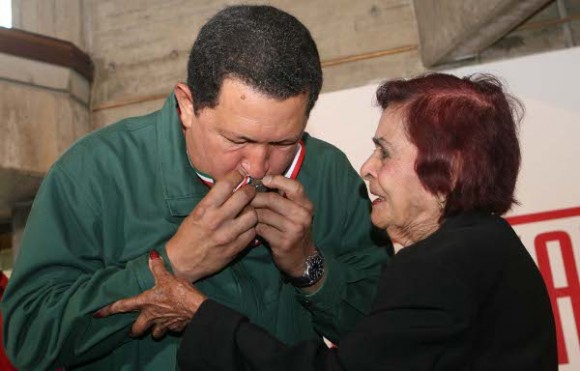 Ana María Zapata y el Presidente Chávez.