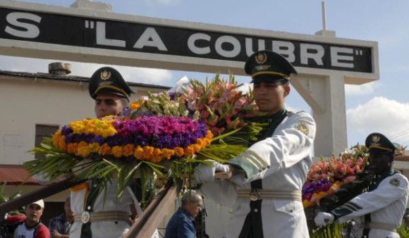 Ofrenda floral en el acto por el 50 aniversario de la explosión del barco francés "La Coubre" en el puerto de La Habana, Cuba, el 4 de marzo de 2010. AIN FOTO/Omara GARCIA MEDEROS