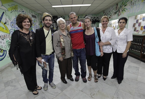 Calle 13 con los familiares de los Cinco: Olga, Mirta, Elizabeth y Adriana  Foto: Enrique de la Osa/ Reuters