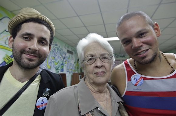 Calle 13 con los familiares de los Cinco: Mirta Rodríguez, la madre de Antonio Guerrero.  Foto: Enrique de la Osa/ Reuters