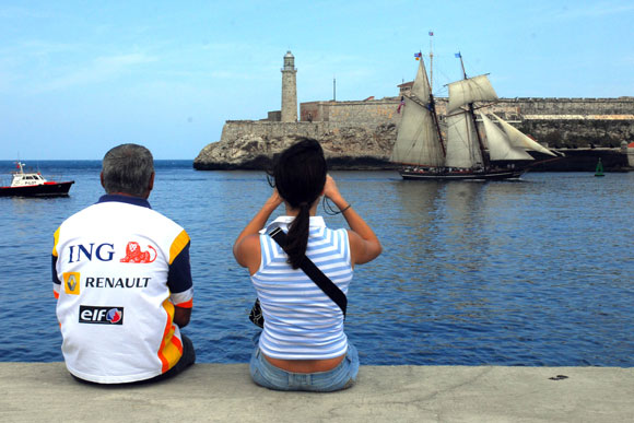 La réplica estadounidense de la goleta española Amistad, a su entrada al Puerto cubano
