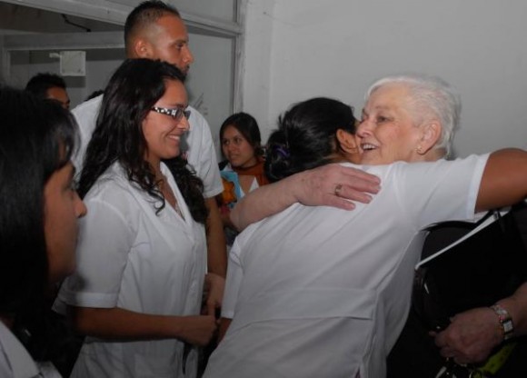 Familiares del joven canadiense Terry Fox, símbolo de la lucha contra el cáncer, comparten con estudiantes de la Escuela Latinoamericana de Medicina (ELAM) de La Habana, Cuba, con motivo de una visita a dicho plantel estudiantil, el 19 de marzo de 2010.