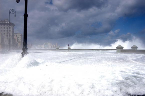 Penetración del mar en el Malecón de La Habana, Cuba, el 3 de marzo de 2010. El Centro de Pronósticos, del Instituto de Meteorología de Cuba, anunció que estas inundaciones en la costa norte occidental de Cuba obedecen al paso de un frente frío. AIN Foto: Sergio Abel REYES REINOSO