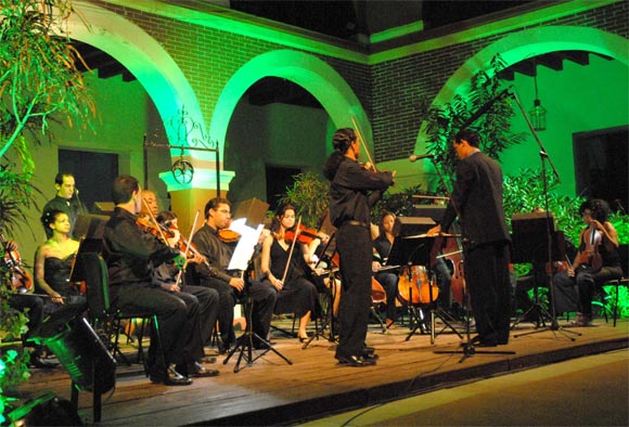 La Orquesta de Cámara de Holguín, inauguró la XXVII Jornada de Música de Concierto, con la interpretación “Las cuatro estaciones”, de Antonio Vivaldi, en el patio de La Periquera, Monumento Nacional. AIN Foto: Juan Pablo CARRERAS