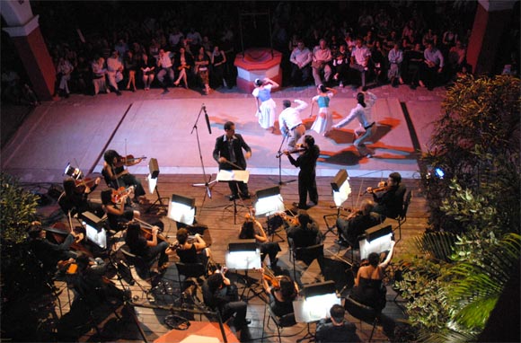 La Orquesta de Cámara de Holguín, inauguró la XXVII Jornada de Música de Concierto, con la interpretación “Las cuatro estaciones”, de Antonio Vivaldi, en el patio de La Periquera, Monumento Nacional. AIN Foto: Juan Pablo CARRERAS 