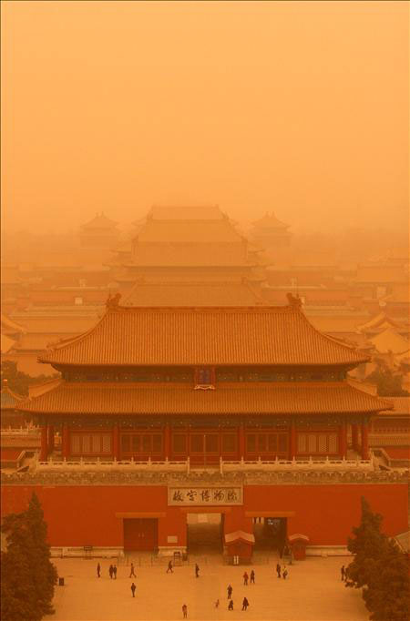 El Palacio Imperial prácticamente oculto por la densa tormenta de arena del desierto del Gobi que llegó hoy, sábado, 20 de marzo de 2010, a Pekín (China). La tormenta llevaba semanas avanzando desde el noroeste de China y llegó hoy a Pekín con potentes vientos y toneladas de tierra amarilla. EFE/HOHN SUN