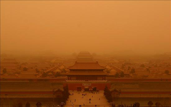 El Palacio Imperial prácticamente oculto por la densa tormenta de arena del desierto del Gobi que llegó hoy, sábado, 20 de marzo de 2010, a Pekín (China). La tormenta llevaba semanas avanzando desde el noroeste de China y llegó hoy a Pekín con potentes vientos y toneladas de tierra amarilla. EFE/HOHN SUN
