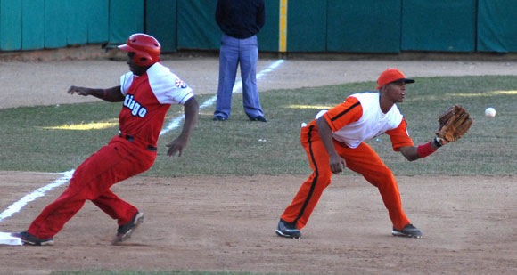 Momento del juego entre los equipos de Villa Clara y Santiago de Cuba, en el estadio Augusto Cesar Sandino en Santa Clara, provincia de Villa Clara, el 7 de marzo de 2010