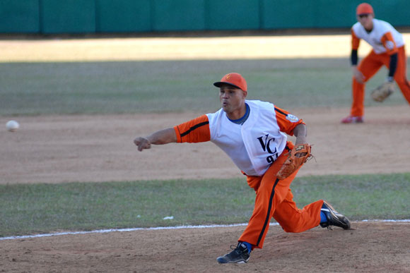 Yulexis Ulacia, lanzador del equipo naranja, frente a los bateadores de Santiago de Cuba