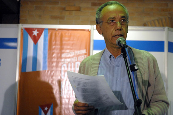 El investigador y ensayista Fernando Martínez Heredia, durante la inauguración de la exposición, "50 veces Cuba", de Kaloian