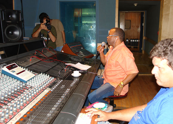 Adalberto Álvarez en los estudios de grabación con la producción de su nuevo CD. Foto: Marianela Dufflar / Cubadebate