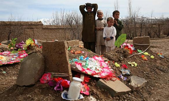 Familiares ante las tumbas de cinco personas muertas, entre ellas tres mujeres, durante el ataque nocturno de las fuerzas de EEUU en Afganistán. (Foto: The Times)