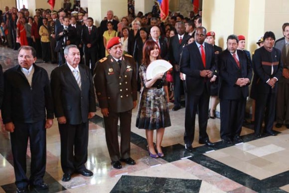 El presidente de Venezuela, Hugo Chávez, acompañado por gobernantes de varios países, abrió hoy la celebración del bicentenario