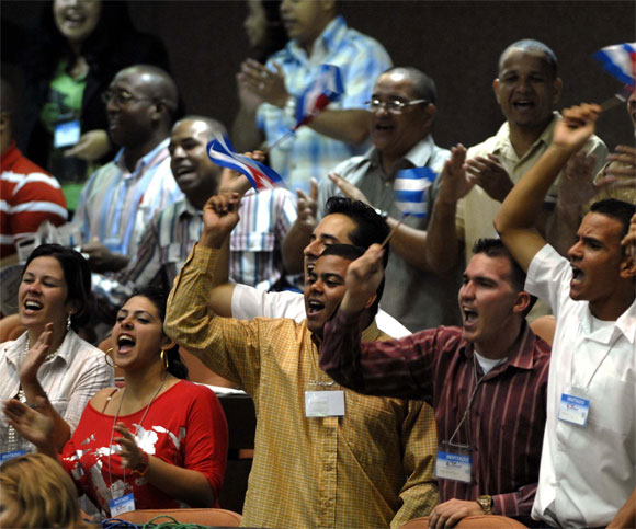 Delegados en la segunda jornada del IX Congreso de la Unión de Jóvenes Comunistas (UJC), en el Palacio de Convenciones de La Habana, Cuba, el 4 de abril de 2010. Foto: Omara García Mederos / AIN