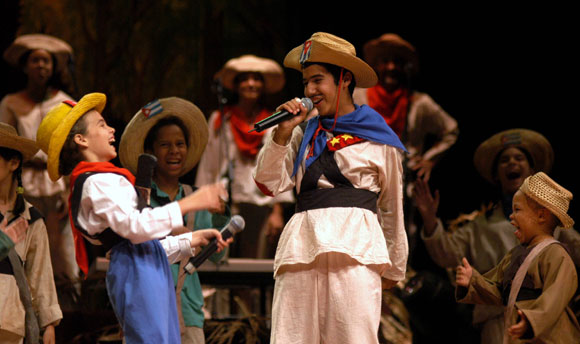 Presentación de la obra Elpidio Valdés y los Van Van, de la compañía cubana de teatro infantil La Colmenita.