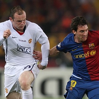 Messi y Rooney en un mano a mano