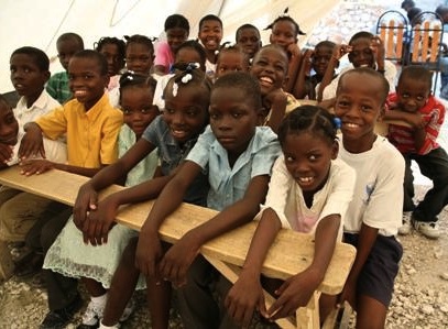 Escuela temporal en Haití