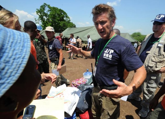 Sean Penn en Haití. Foto: AFP