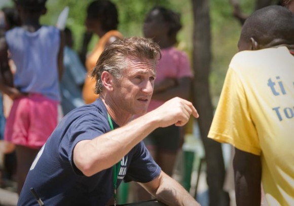Sean Penn en Haití. Foto: AFP
