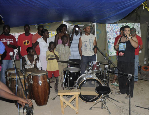 Sean Penn con los artistas cubanos en Haití
