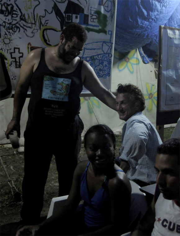 Sean Penn con los artistas cubanos en Haití
