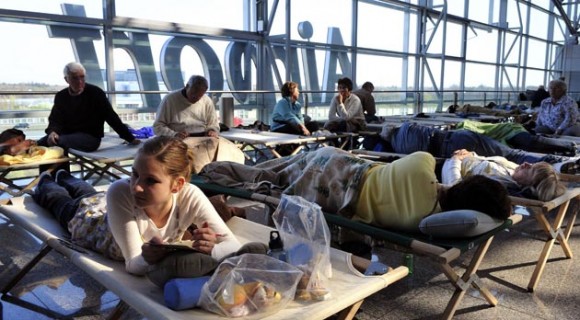Foto: Pasajeros descansan en camas de acampar, mientras esperan la reapertura de los vuelos en el aeropuerto de Frankfurt. FP PHOTO DDP/TORSTEN SILZ GERMANY OUT