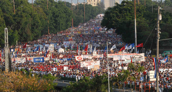 Desfile central por el Primero de Mayo, en la Plaza de la Revolución "José Martí", de esta capital, el 1 de mayo de 2010. AIN Foto: Marcelino VAZQUEZ HERNANDE