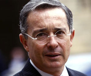 Desafía Correa a Alvaro Uribe a someterse a detector de mentiras