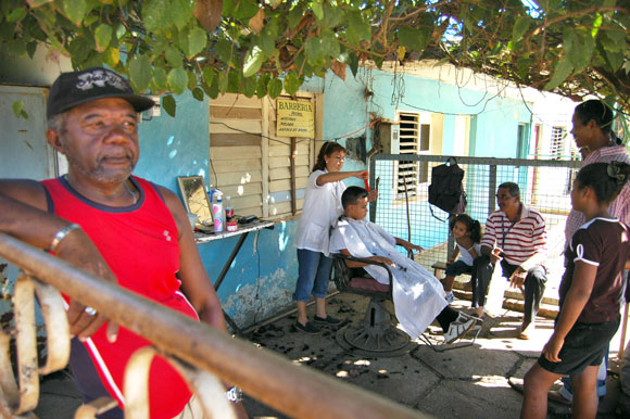 Barberos en Moa, tierra del níquel. Foto: Kaloian