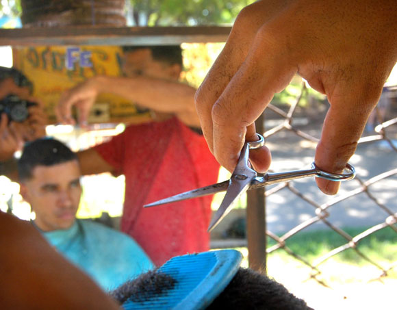 Barberos en Moa, tierra del níquel. Foto: Kaloian