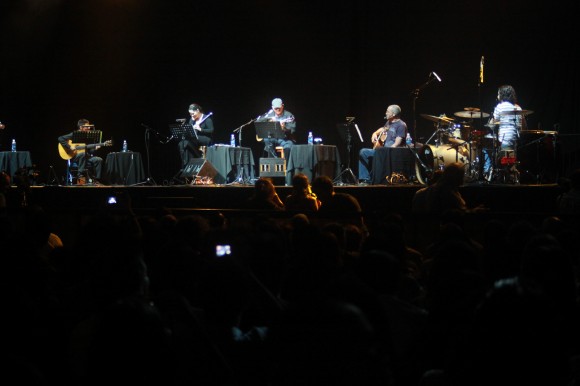 Silvio junto a Trovarroco, Niurka Gonzalez (Flauta) y Oliver Veldés (drums)