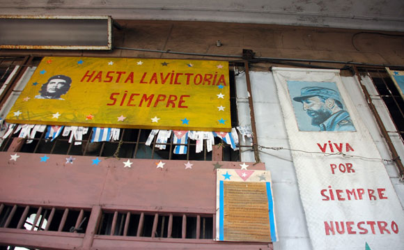 Edificio en la Calle Infanta, La Habana, Cuba. Foto: Kaloian