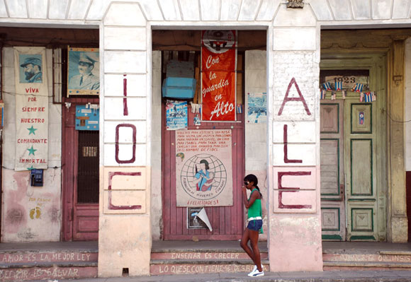 Edificio en la Calle Infanta, La Habana, Cuba. Foto: Kaloian