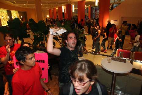 studiantes protestaron en el vestíbulo del hotel Sheraton, donde el PNP celebraba una actividad de recaudación de fondos encabezada por el gobernador Luis Fortuño. (El Nuevo Día / Xavier J. Araujo)