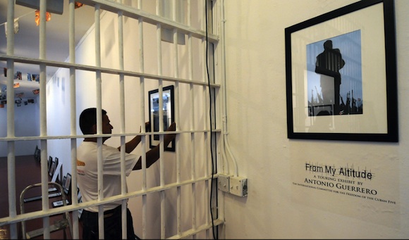 Exposición de pintura de Antonio Guerrero en antigua cárcel de California
