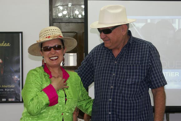 Ciro Benemelis entregó a Martirio la pamela de artesanía cubana por su presencia en Cubadisco 2010. Foto: Cubadebate