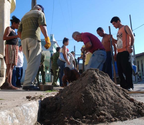 La limpieza de drenajes por parte de vecinos del Reparto Manuel Rodríguez de la ciudad de Pinar del Río, fue otro de los puntos del ejercicio Meteoro 2010 que se realizó en esa provincia. 23 de mayo de 2010. AIN FOTOS/Abel PADRON PADILLA